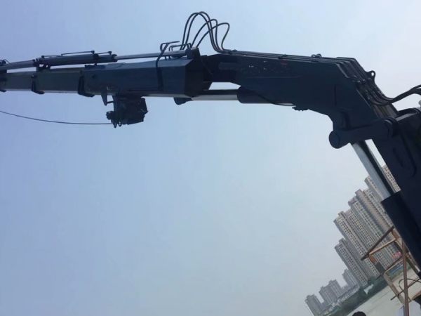 船用折臂吊如何适应不同船体结构？安装有何要求？